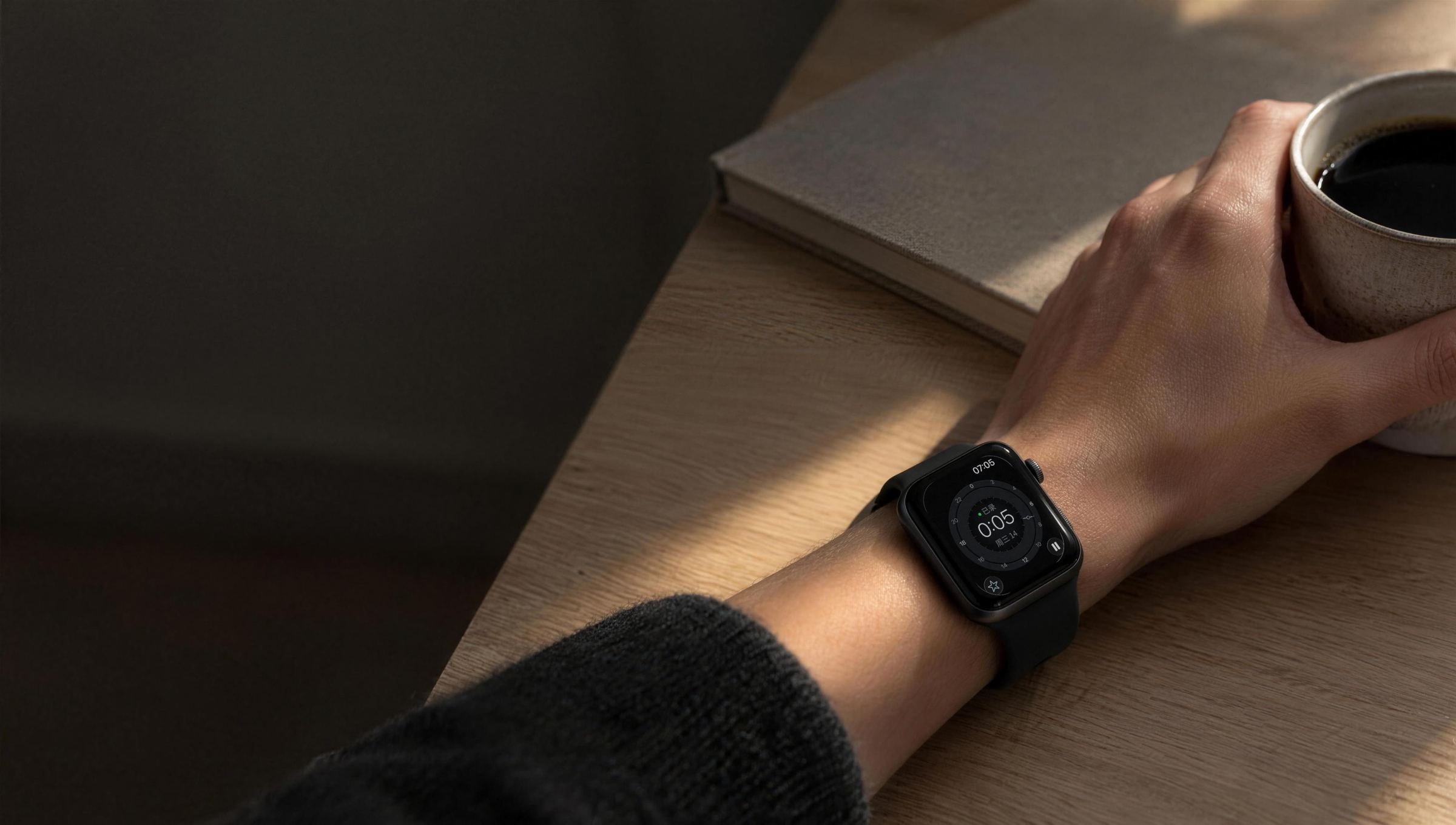 清晨的书桌，戴着 Apple Watch 的手边是咖啡，表上是录音中的表盘